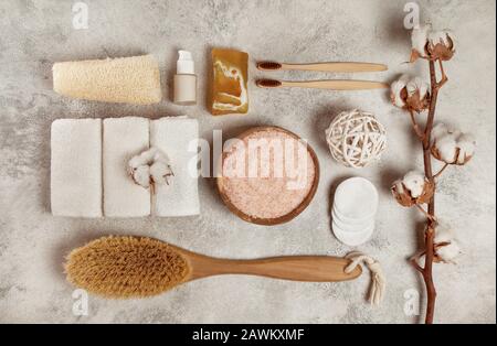 Kein Abfall. Umweltfreundliches Badezimmer-Zubehör. Spa-Konzept. Draufsicht Stockfoto