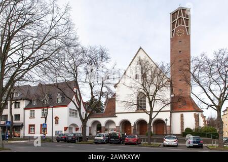 Pfarrkirche St. Piusweg an der Straße Gottesweg im Stadtteil Zollstock, Köln, Deutschland. Pfarrkirche St. Piuskirche am Gottesweg im Stadtteil Zol Stockfoto