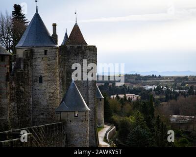 Carcassonne France, 17. Januar 2020: Die Mauer Um Carcassonne Mit Fenster und einem Pfad Stockfoto