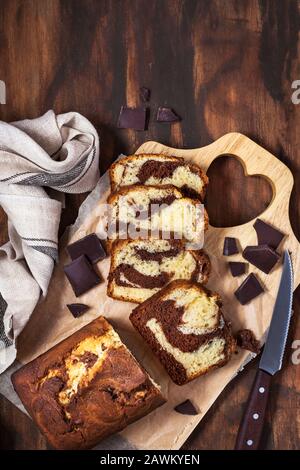 Köstlicher hausgemachter Marmorkuchen auf Holzgrund, Draufsicht Stockfoto