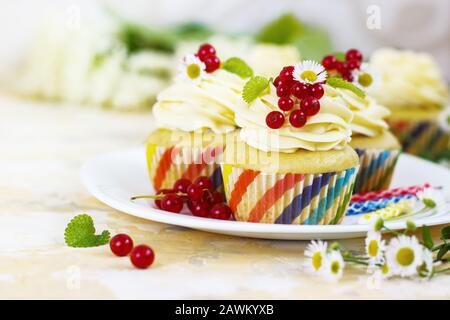 Sanfter Cupcake mit Sahne und Beeren auf hellem Hintergrund Stockfoto