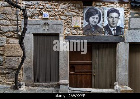 Monsarraz, Spanien - 8. Februar 2020: Typische Architektur in der Altstadt von Monsaraz. Die Häuser haben ein Porträt ihrer Bewohner auf der Stirn Stockfoto