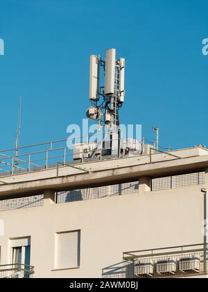 Antenne Mobile Kommunikation auf der Oberseite eines Gebäudes Stockfoto