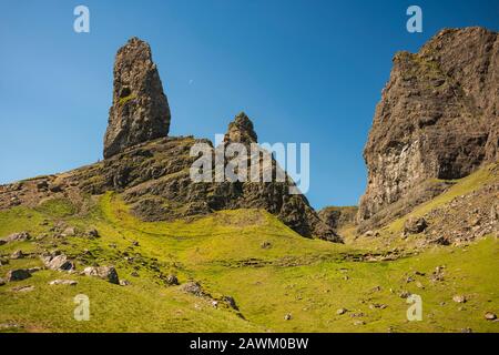 Der Alte Mann von Stoor, ein 674 m hoher Landzettel mit einem steilen, felsigen Gesicht an einem wolkenlosen Tag in der Nähe von Portree, Insel Skye, Schottland, Großbritannien. Stockfoto