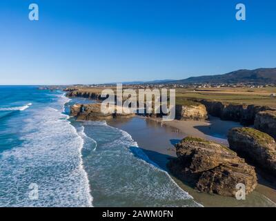 Luftaufnahme von As Catedrais Beach oder Praia de Aguas Santas in Galicien Stockfoto