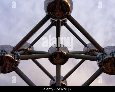 Brüssel, Belgien - November 2019: Atomium Eisen Atom Modell in Brüssel Belgien Panorama Stockfoto