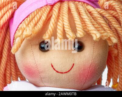 Nahaufnahme Gesicht Lappen Puppe lächelnd auf einem weißen Hintergrund Stockfoto