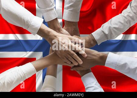 Eine Gruppe von Menschen, die sich der Überwältung der norwegischen Flagge anschließen Stockfoto