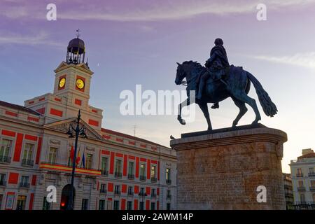 Uhrturm und Reiterstatue von König Karl III., Denkmal auf Puerta del Sol in Madrid, Spanien in der Dämmerung Stockfoto