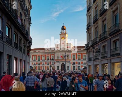 Madrid, Spanien - Oktober 2019: Menschenmenge auf dem Puerta del Sol (Gate Sun) Platz Stockfoto