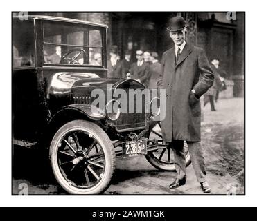 HENRY FORD 1900, steht mit seinem ursprünglichen ikonischen Ford Model T, Automobil, das von der Ford Motor Company von 1908 bis 1927 gebaut wurde. Konzipiert von Henry Ford als praktischer, erschwinglicher Transport für den einfachen Mann, wurde es schnell für seine niedrigen Kosten, Haltbarkeit, Vielseitigkeit und einfache Wartung geschätzt. Henry Ford war die visionäre Kraft hinter einer Industrie von beispielloser Größe und Reichtum, die in nur wenigen Jahrzehnten den wirtschaftlichen und sozialen Charakter der Vereinigten Staaten dauerhaft verändert Henry Ford, (geboren 30. Juli 1863, Wayne County, Michigan, USA – gestorben am 7. April 1947, Dearborn, Michigan), Stockfoto