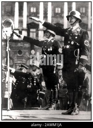 Vor dem 2. Weltkrieg vierziger Jahre nimmt Heinrich Himmler Reichführer-SS Deutscher Nazi in voller SS-Uniform mit Hakenkreuzarmband, bei einer Parade während Anchuss mit Salut auf. Wien Österreich, 17. März 1938. Stockfoto