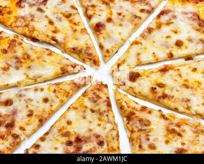 Scheiben der italienischen Pizza margherita in der Nähe. Stockfoto