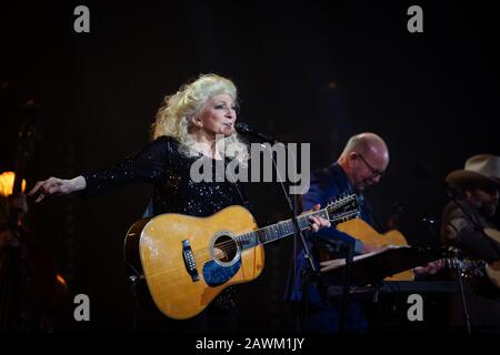 Oslo, Norwegen. Februar 2020. Judy Collins (abgebildet) und Jonas-Fjeld führen ein Live-Konzert mit der Begleitband Chatham County Line an der den Norske Opera in Oslo auf. (Foto: Gonzales Foto - Tord Litleskare). Stockfoto