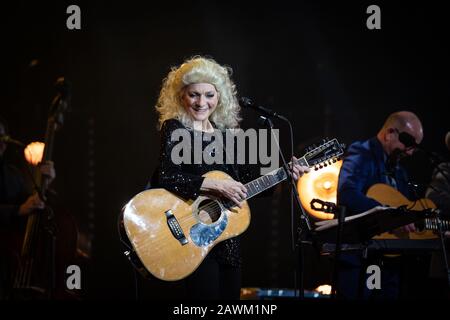Oslo, Norwegen. Februar 2020. Judy Collins (abgebildet) und Jonas-Fjeld führen ein Live-Konzert mit der Begleitband Chatham County Line an der den Norske Opera in Oslo auf. (Foto: Gonzales Foto - Tord Litleskare). Stockfoto