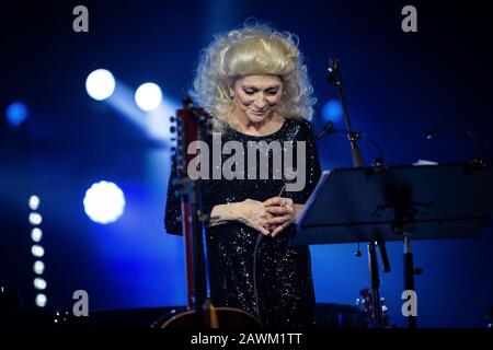Oslo, Norwegen. Februar 2020. Judy Collins (abgebildet) und Jonas-Fjeld führen ein Live-Konzert mit der Begleitband Chatham County Line an der den Norske Opera in Oslo auf. (Foto: Gonzales Foto - Tord Litleskare). Stockfoto