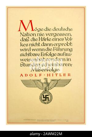 Propaganda-Botschaft von Adolf Hitler NSDAP Wochenspruch – 7-13. Juni 1942.; Diese "Wochensprucher" waren offizielle NSDAP-veröffentlichte Propagandaplakate, die in Häusern und öffentlichen Gebäuden aufgehängt werden sollten der Text stammt von einem Spruch Adolf Hitlers "Möge die deutsche Nation nie vergessen, dass die Härte eines Volkes nicht getestet werden wird, wenn die Führung sichtbare Erfolge zeigt Aber in den Stunden der offensichtlichen Misserfolge " : Adolf Hitler... mit offiziellen Nazi Swastika und Adler Wappen am unteren zweiten Weltkrieg Zweiten Weltkrieg Nazi-Deutschland Stockfoto