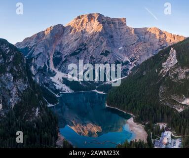 Luftaufnahme des schönen Reflexion von Prags Seekofel Berg in den See bei Sonnenaufgang, Italien Stockfoto