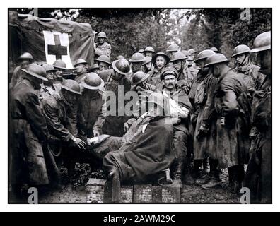 1918 1. Weltkrieg Verwundete deutsche Gefangene, die von der amerikanischen medizinischen Einheit in der Erste-Hilfe-Station der 103. Und 104. Ambulanzunternehmen medizinisch aufgenommen wurden. September 1918 WW1 Erster Weltkrieg. Bild von Pvt. J. M. Liles. US-Armee Stockfoto