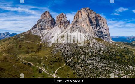 Antenne Panorama der Langkofel Gruppe, grohmannspitze Berg, Fuenffingerspitze Berg und Langkofel Berg in Italien Stockfoto