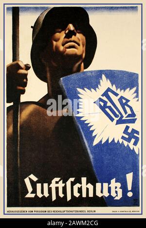 LUFTSCHUTZSCHUTZ WW2 DEUTSCHLAND Klassiker 40er Jahre Nazi-Deutschland Propagandaposter Deutscher Weltkrieg Luftschutz Deutsches Plakat Propagandaplakat Luftschutz - "Luftschutzschutz".NS-Propaganda in Deutschland war der luftschutzschutz im Zweiten Weltkrieg von besonderer Bedeutung. Kraftvolles Design von Ludwig Hohlwein mit einem Schildträger, der einen Schild mit einem Hakenkreuz hält, ein wichtiges Propaganda-Element im Dritten Reich des Nazi-Deutschlands. Stockfoto