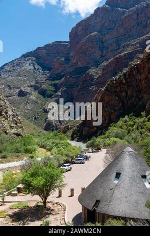 Der Wasserfall-Parkplatz Meiringspoort an der Passstraße Meiringspoort (N12) zeigt die hohen Berge - De Rust, Westkappo, Südafrika Stockfoto