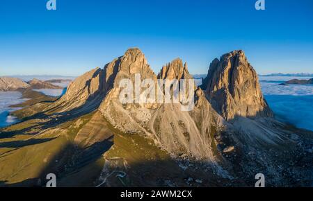 Antenne Panorama von Cloud Meer bei Sella Pass zwischen den Provinzen Trentino und Südtirol, Dolomiten Stockfoto