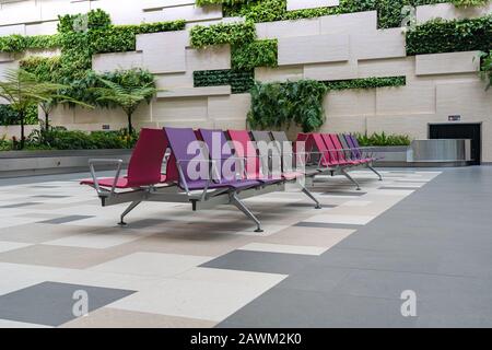 Leere Reihen von Wartesessel am Flughafen Changi Stockfoto