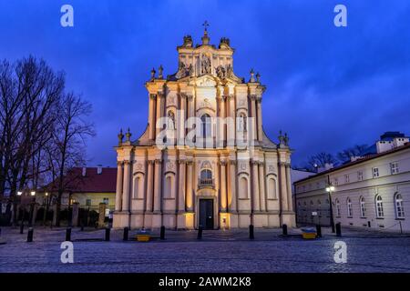 Karmelitenkirche Mariä Himmelfahrt und St. Josef leuchten nachts in Warschau, Polen, Architektur im neoklassizistischen Stil. Stockfoto