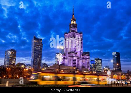 Innenstadt von Warschau in Polen bei Abenddämmerung, Skyline der Innenstadt mit Kultur- und Wissenschaftspalast. Stockfoto