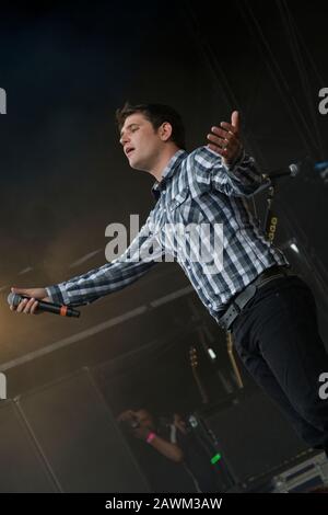 Roy Stride von Scouting for Girls singt live im Midlands Festival 2010 Stockfoto