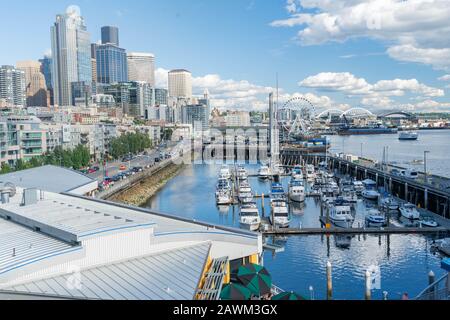 Blick auf das Belltown-Viertel von Seattle während der Tageszeiten Stockfoto