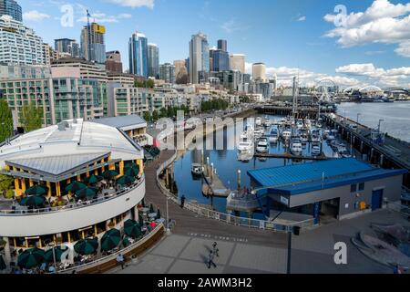 Blick auf das Belltown-Viertel von Seattle während der Tageszeiten Stockfoto