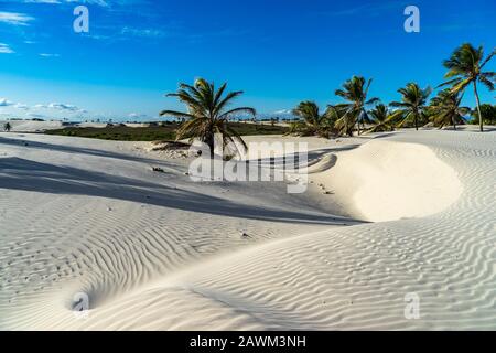 Beeindruckender Panoramablick auf die Strand- und Dünenlandschaft des Mangue Seco in Bahia, Brasilien Stockfoto