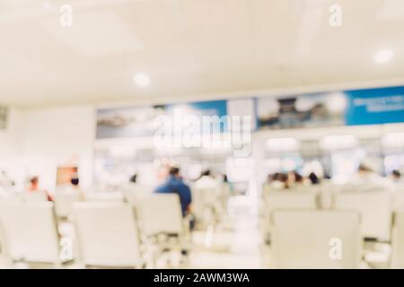 Abstrakter Unschärfe-Hintergrund von Menschen, die im Krankenhaus sitzen und gehen. Stockfoto