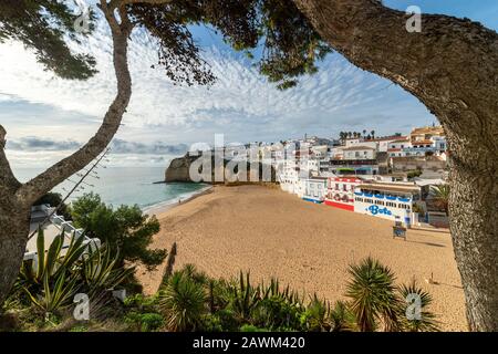 Blick auf den Strand in der Stadt Carvoeiro mit farbenfrohen Häusern an der Küste Portugals. Das Dorf Carvoeiro an der Algarve Portugal. Stockfoto