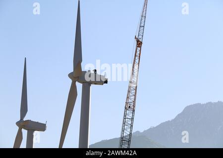 2 Arbeiter auf Windturbinen in einer Bergwüstengegend Stockfoto