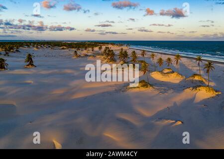 Beeindruckender Panoramablick auf die Strand- und Dünenlandschaft des Mangue Seco in Bahia, Brasilien Stockfoto