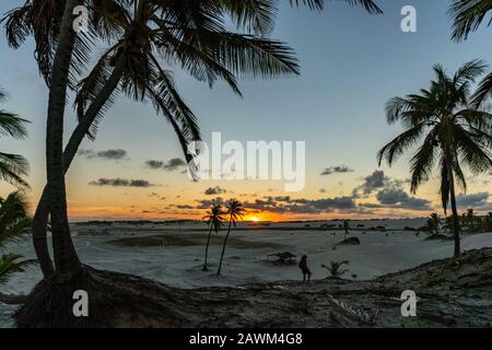 Beeindruckender Panoramablick auf die Strand- und Dünenlandschaft des Mangue Seco in Bahia, Brasilien Stockfoto