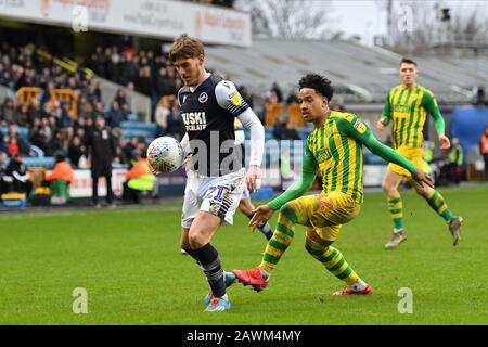 London, Großbritannien. Februar 2020. Connor Mahoney von Millwall kämpft für den Besitz mit Matheus Pereira von West Bromwich während des Sky Bet Championship Matches zwischen Millwall und West Bromwich Albion in Den, London am Sonntag, den 9. Februar 2020. (Kredit: Ivan Yordanov/MI News)Foto darf nur für redaktionelle Zwecke in Zeitungen und/oder Zeitschriften verwendet werden, Lizenz für kommerzielle Nutzung erforderlich Kredit: MI News & Sport /Alamy Live News Stockfoto