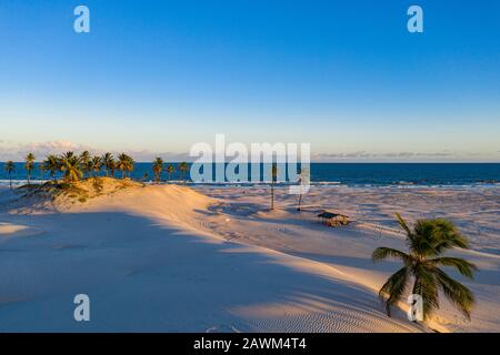 Beeindruckender Panoramablick auf die Strand- und Dünenlandschaft des Mangue Seco in Bahia, Brasilien Stockfoto