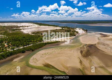 Beeindruckender Panoramablick auf die Strand- und Dünenlandschaft des Mangue Seco in Bahia, Brasilien Stockfoto