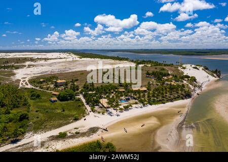Beeindruckender Panoramablick auf die Strand- und Dünenlandschaft des Mangue Seco in Bahia, Brasilien Stockfoto