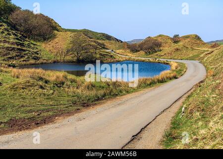 Frau mit roter Jacke an den Fairy Pools in Glen Spröde auf der Insel Skye. Stockfoto