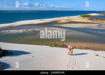 Beeindruckender Panoramablick auf die Strand- und Dünenlandschaft des Mangue Seco in Bahia, Brasilien Stockfoto