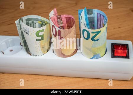 Steckerleiste mit Euro-Note Stockfoto