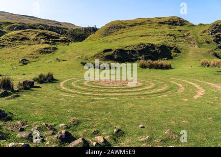 Insel Skye, Schottland - 12. August 2017: Touristen machen sich ein Bild und erkunden die idyllische Natur des Fairy Glen in Schottland. Stockfoto