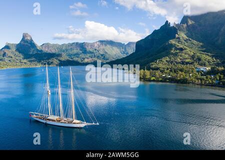 Segelboot in Cook's Bay, Moorea, Französisch-Polynesien Stockfoto