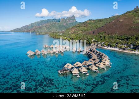 Resort mit Wasserbungalows in Lagoon, Moorea, Französisch-Polynesien Stockfoto