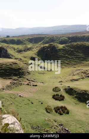 Das Fairy Glen liegt in den Hügeln oberhalb des Dorfes Uig auf der Insel Skye in Schottland. Stockfoto